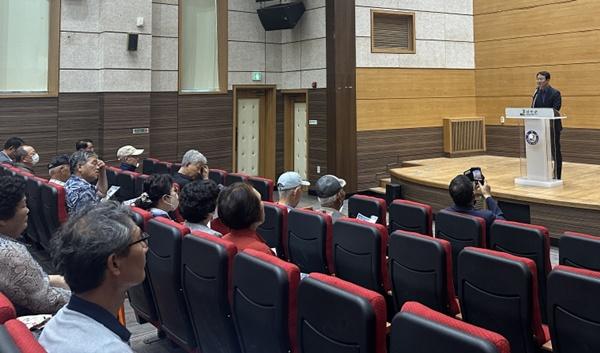 NSP통신-강진원 강진군수가 최근 열린 2025년 신재생에너지 융복합지원사업 주민설명회에서 인사말을 하고 있다. (사진 = 강진군)