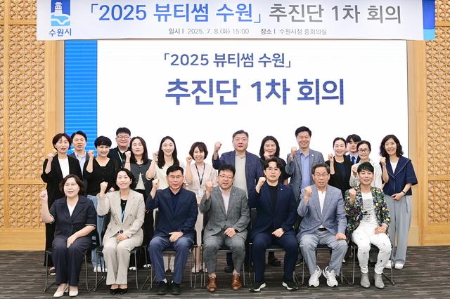 NSP통신-8일 김현수 수원시 제1부시장(앞줄 가운데)과 추진단과 기념촬영을 하는 모습. (사진 = 수원시)