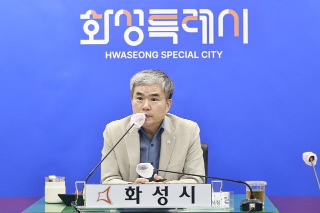 NSP통신-8일 정구원 화성시 제1부시장(왼쪽)이 민생회복 소비쿠폰 지급 관련 읍면동장 영상회의에서 발언을 하는 모습. (사진 = 화성시)
