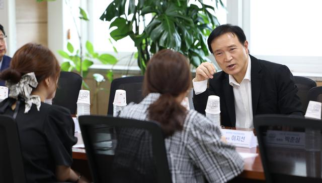 NSP통신-8일 임태희 경기도교육감(오른쪽)이 경기도교육청국제교육원 이전 관련 간담회에서 참석자들과 대화를 하는 모습. (사진 = 경기도교육청)
