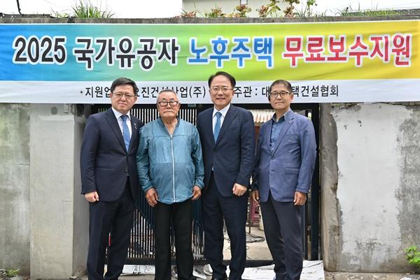 NSP통신-김선규 요진건설산업 전무(오른쪽 두번째), 정백규 강원서부보훈지청장(왼쪽 첫번째), 윤진오 대한주택건설협회 강원도회 사무처장(오른쪽 첫번째), 국가유공자 황태해 씨(왼쪽 두번째)가 기념사진을 촬영하고 있다 (사진 = 요진건설)