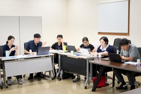 NSP통신-용인특례시의회가 8일 시청 4층 다목적회의실에서 생성형 AI와 영상 편집 기술을 활용한 홍보 콘텐츠 제작실습 교육을 진행하고 있다. (사진 = 용인특례시)