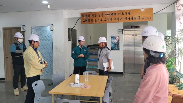 NSP통신-안산시 폭염 장기화 속 무더위쉼터·공사장 현장 안전 점검 모습. (사진 = 안산시)