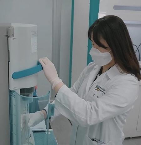 NSP통신-성남식품연구개발지원센터 소속 연구원이 식품분석을 하고 있다. (사진 = 성남시)