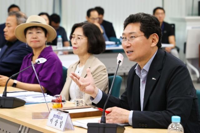 NSP통신-이상일 시장은 8일 처인구 초등학교 28개교 학교장들과 간담회를 열고 각 학교의 현안과 건의사항을 청취했다. (사진 = 용인특례시)
