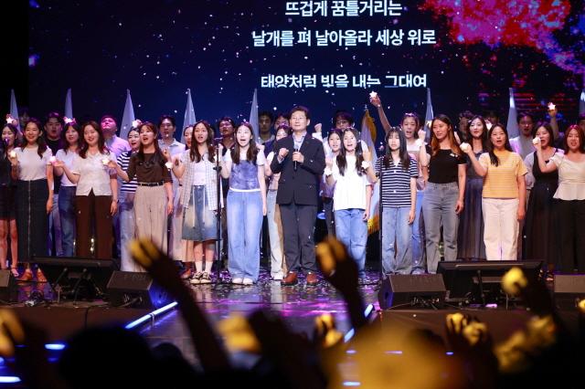 NSP통신-8일 오후 시청 에이스홀에서 용인특례시 주최로 화려하게 막을 올린 제2회 대한민국 대학연극제 개막식 행사에서 이상일 시장이 용인시립합창단, 용인소년소녀합창단과 함께 무대에 올라 아름다운 나라를 합창하고 있다. (사진 = 용인특례시)