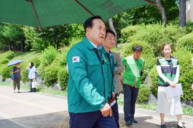 NSP통신-9일 이권재 오산시장(왼쪽)이 폭염 대응시설을 점검하고 있다. (사진 = 오산시)