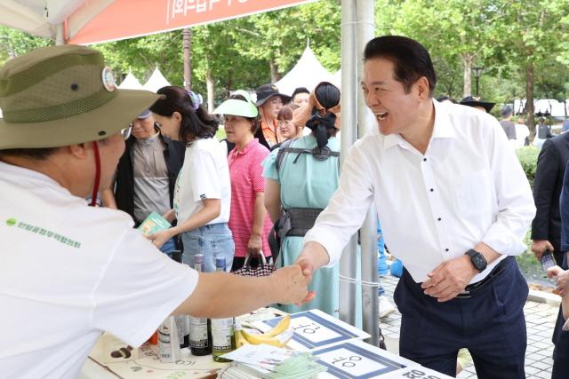 NSP통신-2024년 9월 28일 평촌중앙공원 춤축제 행사에서 최대호 안양시장이 시민과 인사를 나누고 있는 모습. (사진 = 안양시)