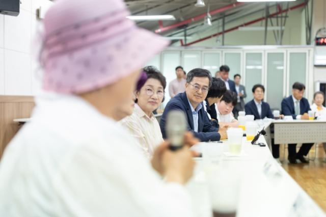 NSP통신-대남 확성기 방송 중단으로 일상의 평온을 되찾은 대성동 마을 방문한 김동연 지사가 주민들과 차담회를 하고 있다. (사진 = 경기도)
