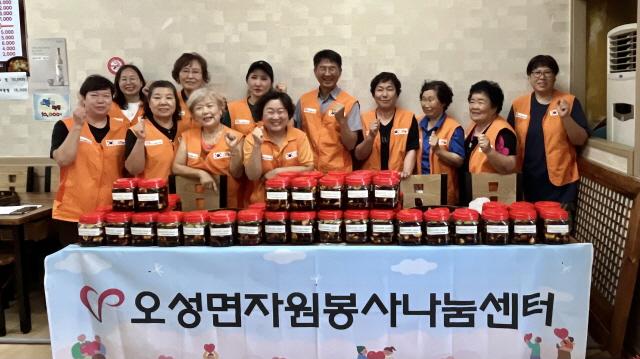 NSP통신-9일 오성면 자원봉사 나눔센터가 취약계층을 위해 오이양파장아찌를 담가 나누는 봉사활동을 실시했다. 사진은 나눔에 앞선 기념촬영 모습. (사진 = 평택시)