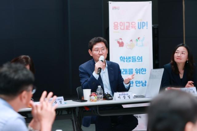 NSP통신-이상일 시장이 9일 기흥구 중동 용인미디어센터에서 진행된 지역 초등학교 교장들과의 교육환경 개선을 위한 간담회에서 의견을 나누고 있다. (사진 = 용인특례시)