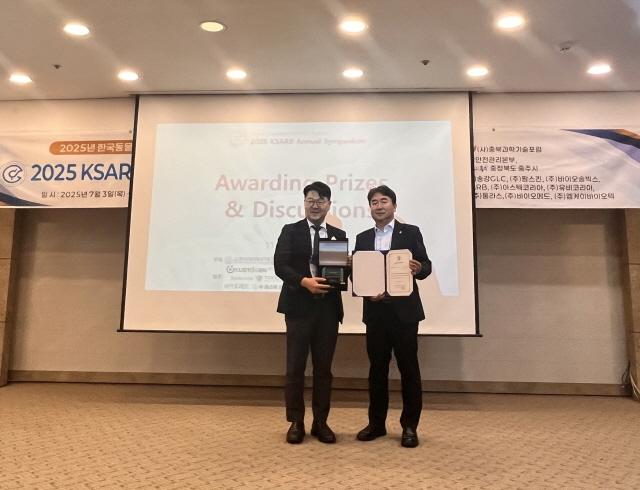 NSP통신-2025년 한국동물생명공학회 정기학술대회에서 JARB 학술상(다수논문게재상)에 선정된 공홍식 생명공학부 응용생명공학전공 교수가 수상 기념촬영을 하고 있다. (사진 = 한경국립대학교)