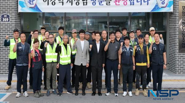 NSP통신-연일 이어지는 무더위 속에서도 시민들의 쾌적한 일상을 위해 묵묵히 일하는 환경관리원들을 격려하기 위해 이강덕 포항시장이 새벽 현장을 찾았다. (사진 = 포항시)