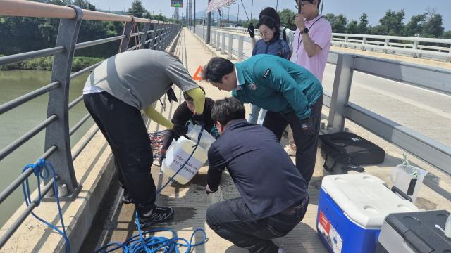 NSP통신-9일 고준호 경기도의원과 경기도보건환경연구원이 임진강 수계의 핵심 지점인 비룡교와 리비교 현장에서 표층수를 채수하는 모습. (사진 = 경기도의회)