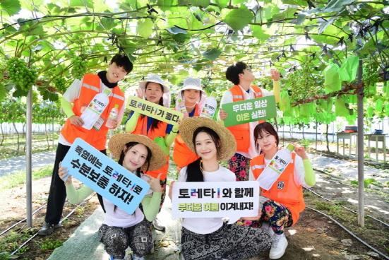 NSP통신-전국 대학생 농촌봉사활동에 현장에 음료 지원 (사진 = 코카콜라 제공)