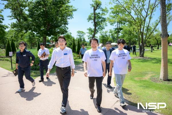 NSP통신-노관규 순천시장과 박규섭 국정기획위원회 대외협력국장 등 관계자들이 순천만국가정원을 순회하고 있다 (사진 = 순천시)