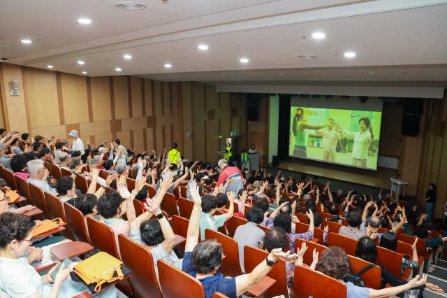 NSP통신-8일 군포시치매안심센터가 보훈회관 2층 민방위교육장에서 영화 오! 문희 무료 상영행사를 개최했다. 사진은 운영위원들의 도움 가운데 주민들이 영화를 관람하고 있는 모습. (사진 = 군포시)
