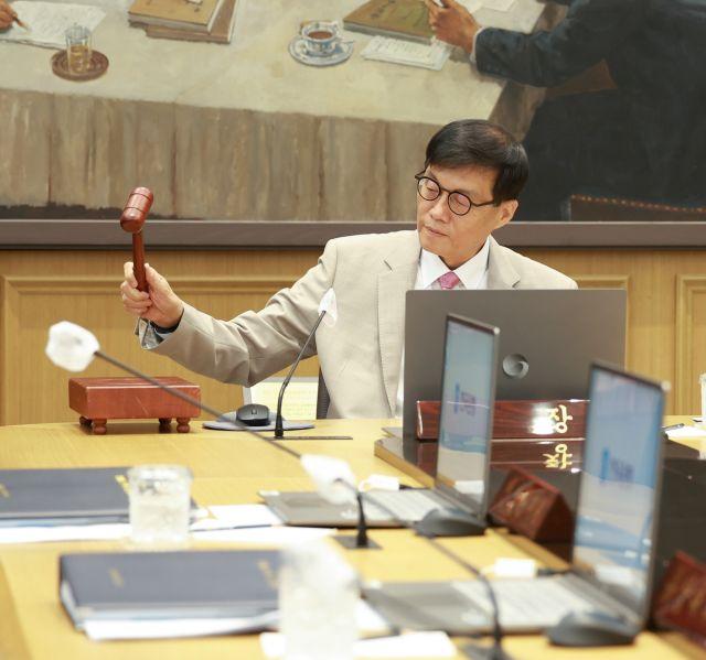 NSP통신-10일 이창용 한국은행 총재가 금융통화위원회에서 의사봉을 두드리고 있다. (사진 = 한국은행)