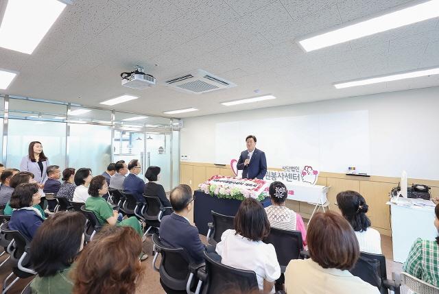 NSP통신-임병택 시흥시장이 시흥시자원봉사센터 이전을 축하해 주는 모습. (사진 = 시흥시)