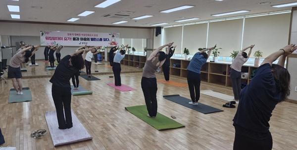 NSP통신-강진군 어울림센터 2층에서 최근 개강한 워킹맘 대상 요가교실. (사진 = 강진군)