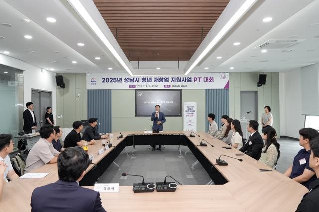 NSP통신-9일 성남시청 율동관에서 개최된 2025 청년 재창업 지원사업 PT대회에서 신상진 성남시장이 인사말을 전하고 있다. (사진 = 성남시)