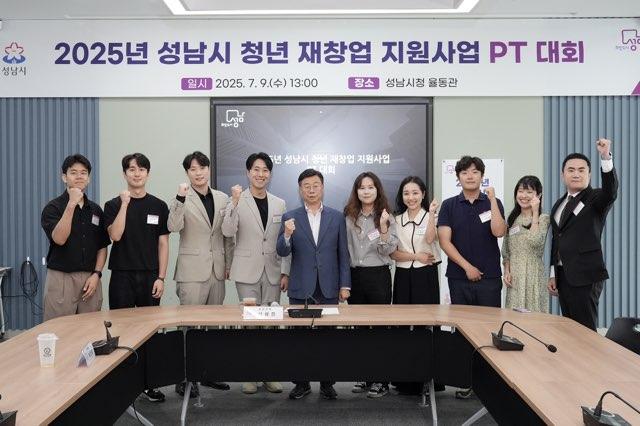 NSP통신-2025 청년 재창업 지원사업 PT대회에서 신상진 성남시장(가운데)이 수상자들과 기념촬영을 하고 있다. (사진 = 성남시)