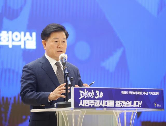 NSP통신-10일 박승원 광명시장이 광명의 미래 100년을 책임질 도시 비전을 글로벌 문화 수도로 제시하는 임기 3주년 기자회견을 하는 모습. (사진 = 광명시)
