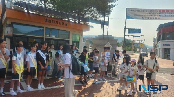 NSP통신-경상북도의성교육지원청은 8일 의성초등학교 정문에서 의성초등학교 학생자치회, 교직원, 의성교육지원청 직원 등과 함께 2025학년도 상반기 학교폭력예방캠페인을 실시했다. (사진 = 의성교육지원청)