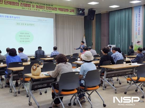 NSP통신-김동익 전 화순군농업기술센터 소장 단체 회의 진행법 강의 (사진 = 광양시청)