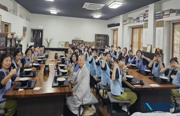 NSP통신-동국대 WISE캠퍼스 유아교육과가 지난 2일부터 3일까지 전라남도 장성 백양사 천진암에서 정관스님과 함께하는 전통 사찰음식 체험 템플스테이를 진행했다. (사진 = 동국대WISE캠퍼스)
