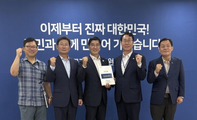NSP통신-이상일 용인특례시장(왼쪽 두번째)이 9일 이재준 수원특례시장, 정명근 화성특례시장과 함께 국정기획위원회를 방문해 특례시 지원에 관한 특별법 제정 촉구 건의문을 전달했다. (사진 = 용인특례시)