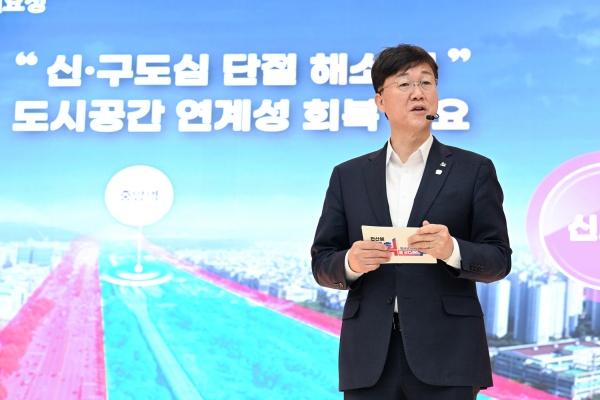 NSP통신-이민근 안산시장이 3월 17일 열린 안산선 지하화 통합개발사업 기자회견에서 시의 비전을 직접 설명하고 있다. (사진 = 안산시)