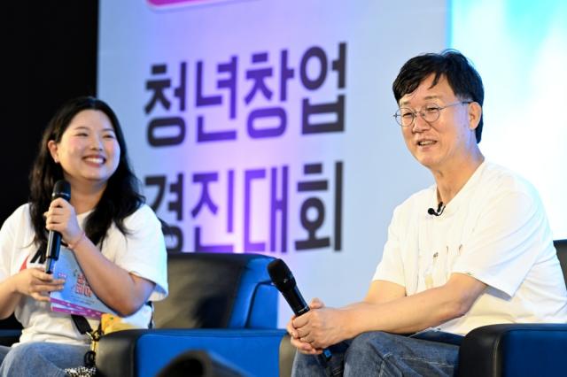 NSP통신-청년창업 경진대회 토크콘서트에서 이야기하는 이민근 안산시장. (사진 = 안산시)