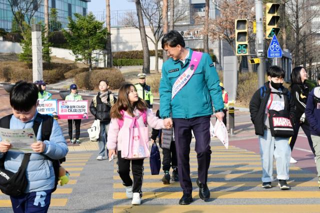 NSP통신-이민근 안산시장이 4월 1일 상록구 석호초등학교에서 로봇캅순찰대와 아동 청소년 범죄 예방을 위한 안전 등굣길 캠페인을 펼치고 있는 모습. (사진 = 안산시)