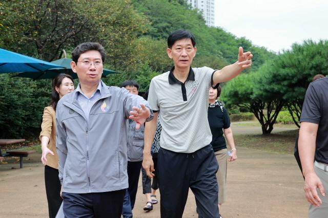 NSP통신-이상일 용인특례시장(왼쪽)이 지난해 9월 13일 광교숲속마을 쉼터를 방문해 주민의견을 청취하고 있는 모습. (사진 = 용인특례시)