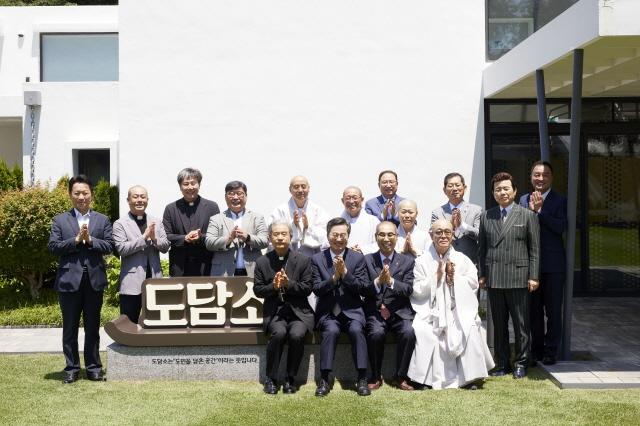 NSP통신-10일 오후 도담소에서 열린 경기도 종교지도자 오찬 간담회에서 김동연 경기도지사와 3대종단 종교지도자, 우수 멘토 표창대상자 등과 함께 기념촬영을 하고 있다. (사진 = 경기도)