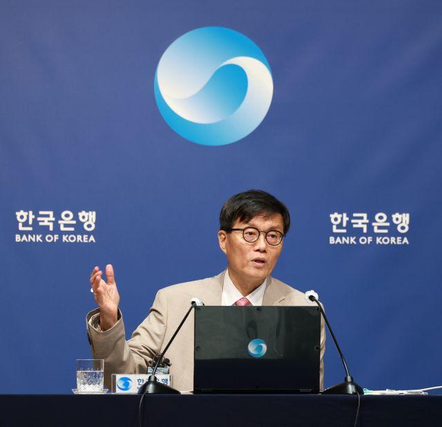 NSP통신-10일 이창용 한국은행 총재가 통화정책방향회의 직후 열린 기자간담회에서 기자들의 질문에 답변하고 있다. (사진 = 한국은행)