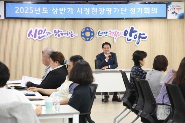NSP통신-최대호 안양시장이 6월 12일 시청 4층 회의실에서 열린 2025년도 상반기 시정현장평가단 정기회의에서 인사말을 하고 있는 모습. (사진 = 안양시)