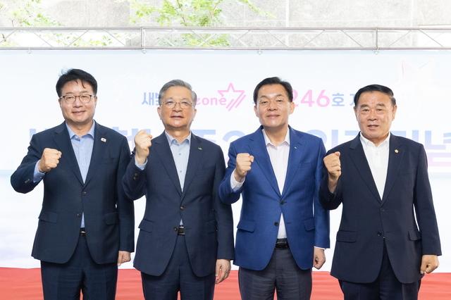 NSP통신-10일 열린 새빛 청년존(Zone) 2호 입주기념식에서 염태영 국회의원(왼쪽부터), 이한준 LH 사장, 이재준 수원시장, 이재식 수원시의회 의장이 기념촬영을 하고 있다. (사진 = 수원시)