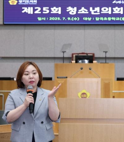 NSP통신-전자영 경기도의원이 9일 도의회에서 진행된 2025년 제25회 청소년의회교실에 참석한 용인 갈곡초 학생들에게 지방의회의 역할과 민주주의 원리에 대해 설명하고 있다. (사진 = 전자영 의원실)