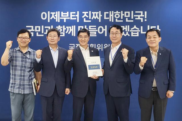 NSP통신-9일 나채목 행정안전부 자치분권지원과장(왼쪽부터), 이상일 용인시장, 이해식 국정기획위원회 정치행정분과장, 정명근 화성시장, 이재준 수원시장이 특례시 지원에 관한 특별법 제정 촉구 건의문을 전달하며 기념촬영을 하는 모습. (사진 = 수원시)