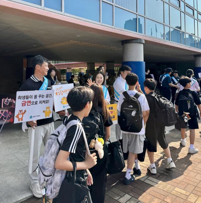 NSP통신-9일 수원시 권선구보건소 관계자들이 능실초등학교 정문에서 캠페인을 하고 있는 모습. (사진 = 수원시)