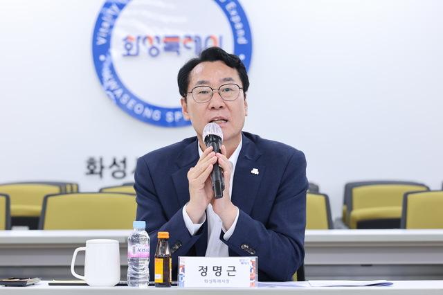NSP통신-10일 정명근 화성시장이 철도혁신추진단 자문회의에서 발언을 하고 있다. (사진 = 화성시)