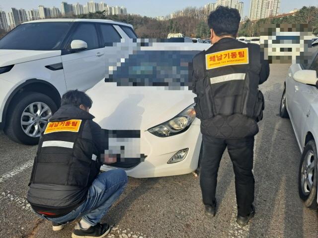 NSP통신-안산시가 경기도 주관 상반기 특별 징수 대책 평가에서 우수상을 수상했다. 사진은 고액체납 기동팀이 번호판 영치를 하고 있는 모습. (사진 = 안산시)