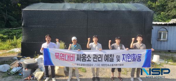 NSP통신-청도공영사업공사는 최근 지속되는 폭염으로 인한 피해를 예방하고 출전 싸움소의 건강 보호를 위해 지난 9일 청도소싸움경기장에 출전 예정인 싸움소 육성 농가를 직접 방문해 현장 예찰 및 폭염 대응 지원 사업을 실시했다. (사진 = 청도공영사업공사)