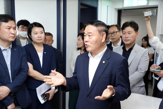 NSP통신-10일 이재식 수원시의회 의장(가운데)이 새빛 청년존 입주기념식에서 발언을 하고 있다. (사진 = 수원시의회)