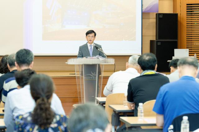 NSP통신-윤정국 성남문화재단 대표가 취임 100일 기자간담회를 열고 재단의 중점 추진 방향을 발표하고 있다. (사진 = 성남문화재단)