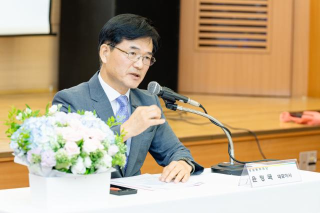 NSP통신-윤정국 성남문화재단 대표 기자간담회 모습. (사진 = 성남문화재단)
