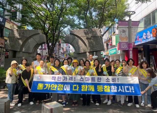 NSP통신-안양시 물가모니터요원과 관계 공무원들이 9일 범계역 일대에서 착한가격업소 활성화를 위한 홍보 활동을 펼쳤다. 사진은 캠페인 기념촬영 모습. (사진 = 안양시)