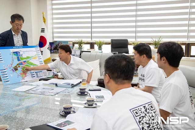 NSP통신-강임준 시장이 국정기획위 관계자들에게 지역 정책을 건의하고 있다. (사진 = 군산시)